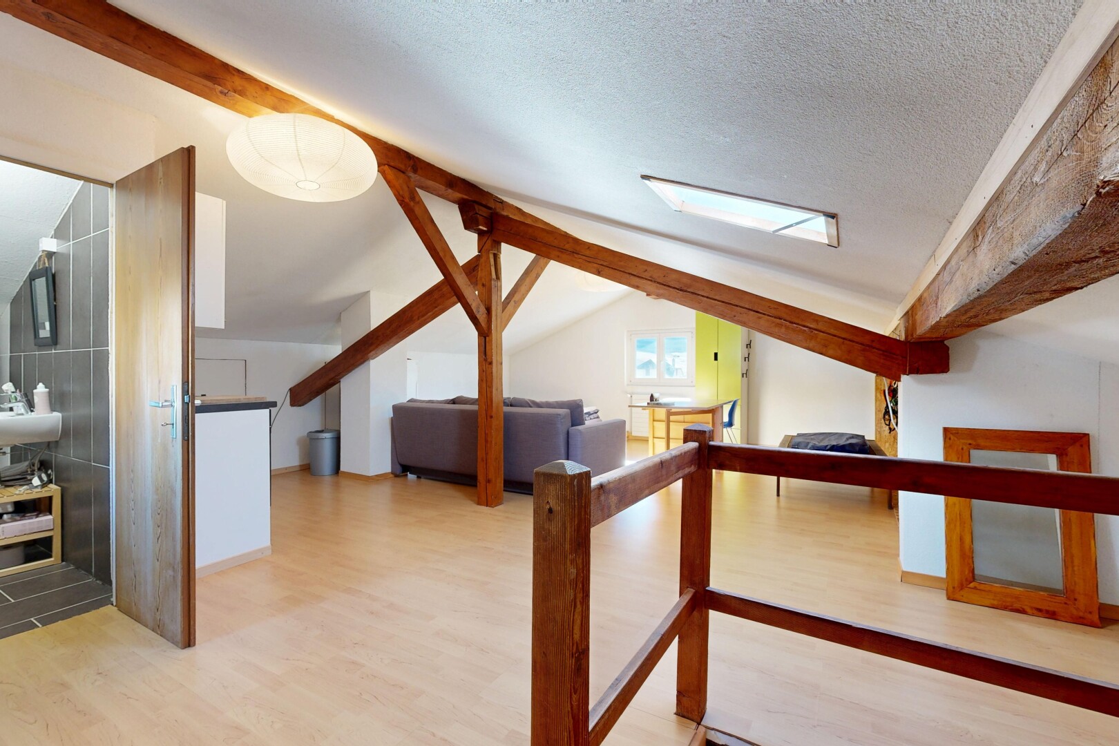 couloir avec sol en finition bois, wood finish floor, plafond à poutres, beamed ceiling, et plafond voûté