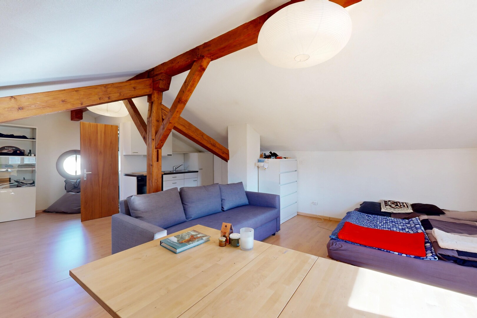 salon / salle à manger avec plafond voûté, vaulted ceiling, plafond à poutres, beamed ceiling, et inside property