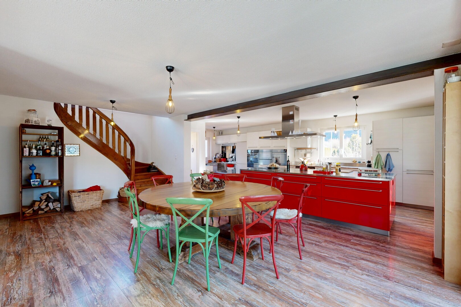 salle à manger avec escaliers, inside property, sol en finition bois, wood finish floor, et cloison sèche