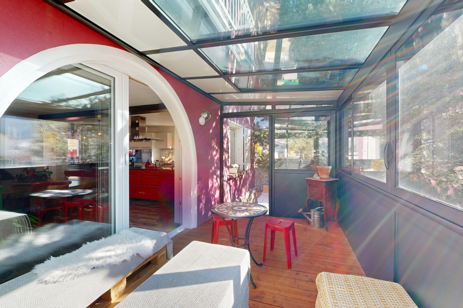 salon avec natural light, lumière naturelle, passages en arc, drywall, et cloison sèche