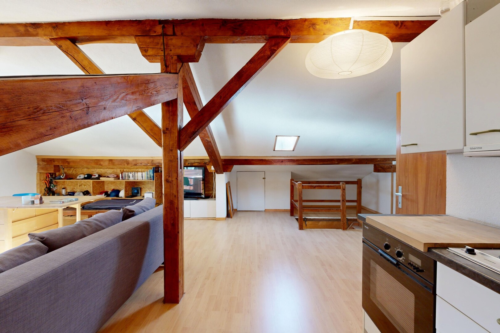 cuisine avec armoires blanches, white cabinets, four, sol en finition bois, et wood finish floor
