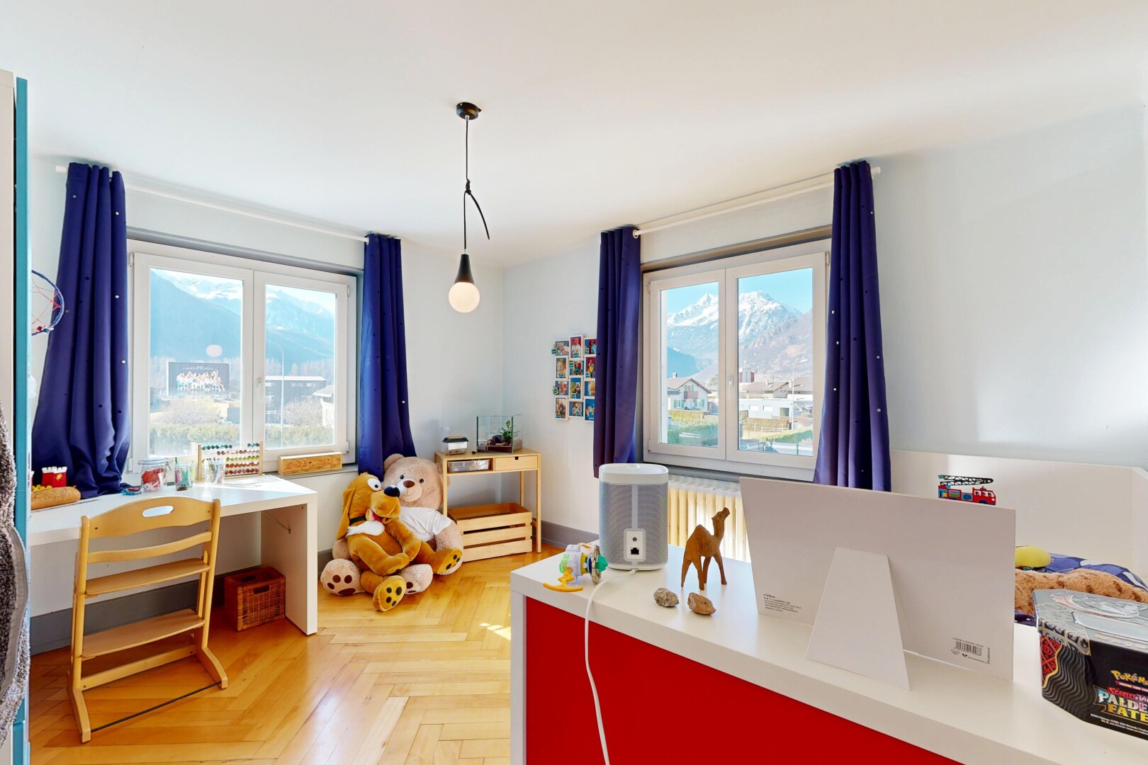 cuisine avec parquet floor, wood finish floor, sol en finition bois, pendant lighting, et éclairage suspendu