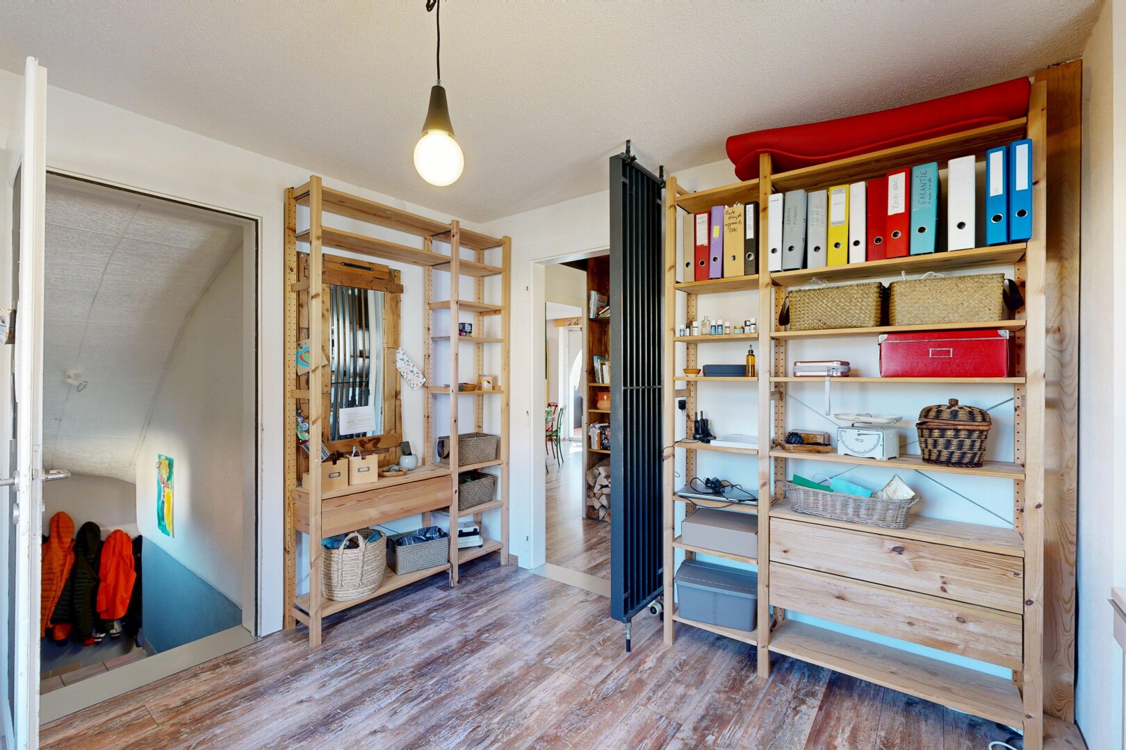 chambre avec sol en finition bois, wood finish floor, inside property, cloison sèche, et drywall