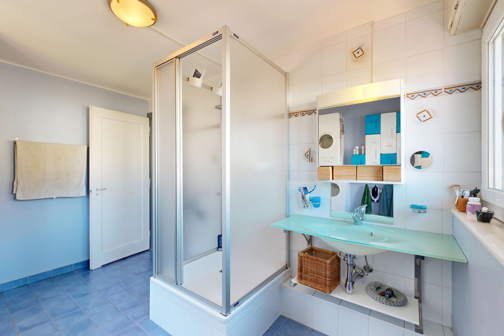 salle de bains avec miroir, douche, salle de bain complète, inside property, et drywall