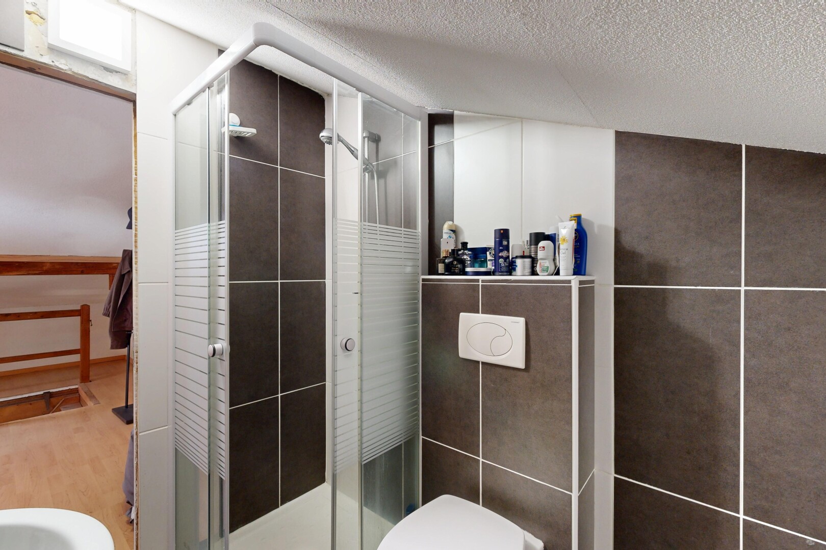 salle de bains avec salle de bain complète, douche, inside property, plafond texturé, et textured ceiling