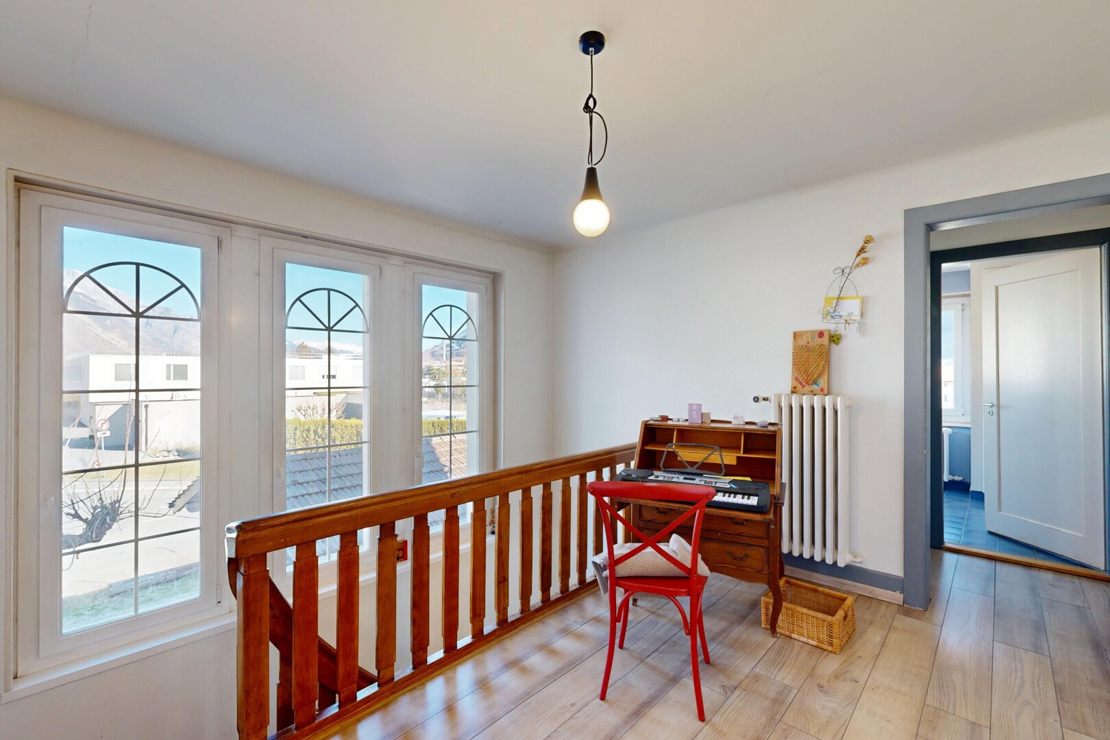 espace intérieur avec radiateur, cloison sèche, drywall, day time, et sol en finition bois