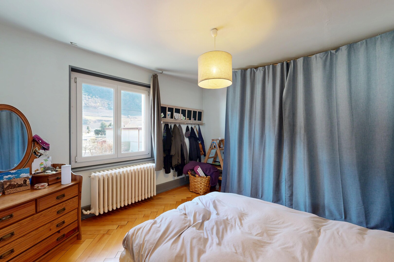 chambre avec radiateur, wood finish floor, sol en finition bois, parquet floor, et drywall