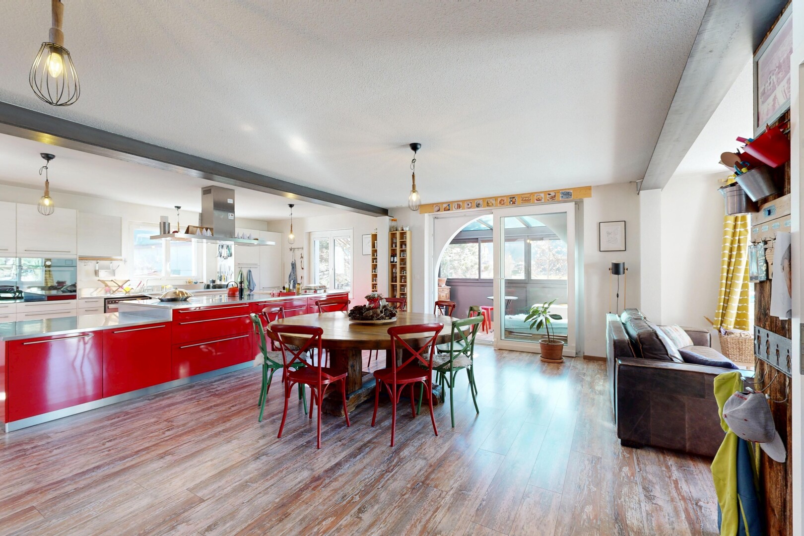 salle à manger avec inside property, sol en finition bois, wood finish floor, light floor, et lumière naturelle