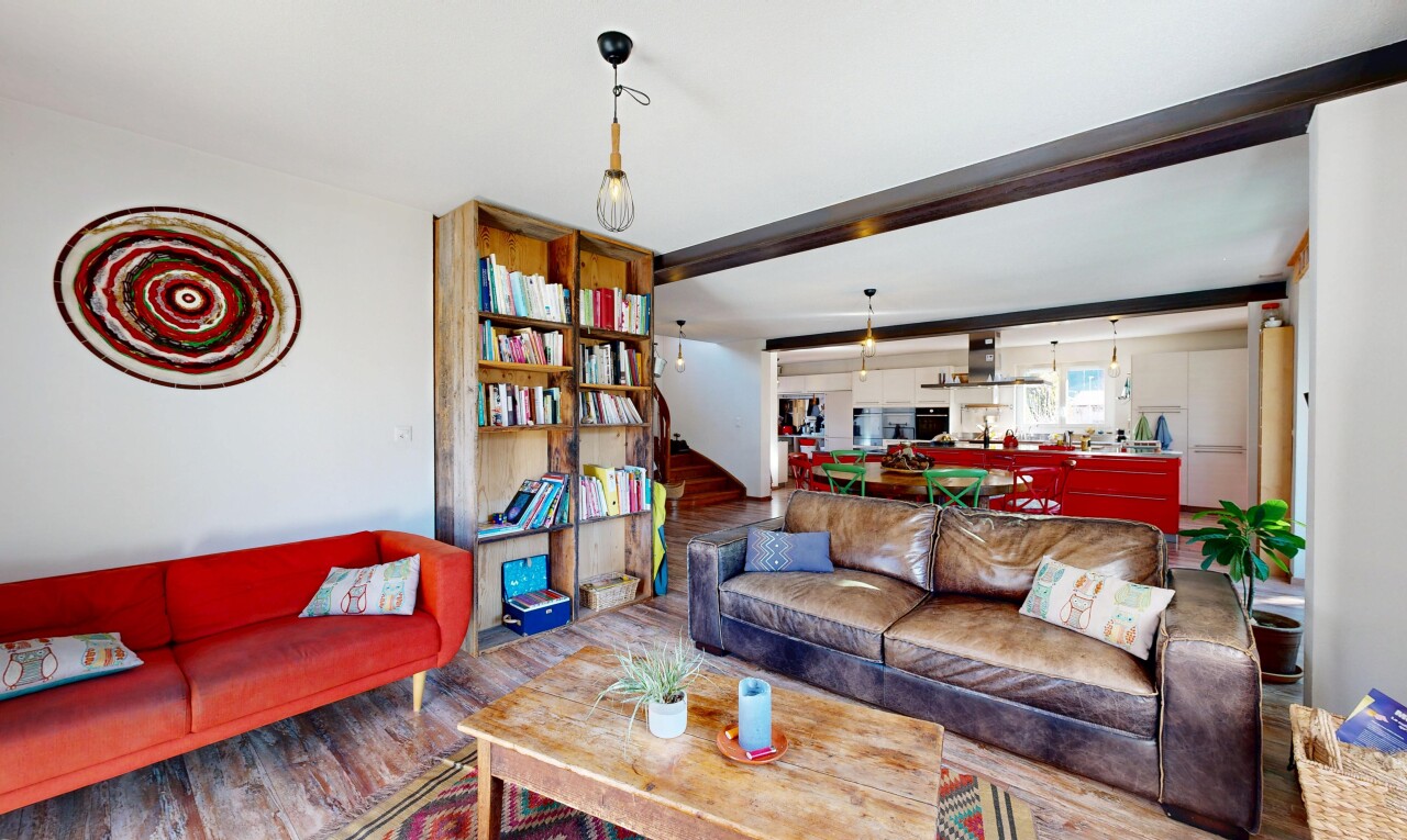 salon avec wood finish floor, sol en finition bois, escaliers, inside property, et drywall