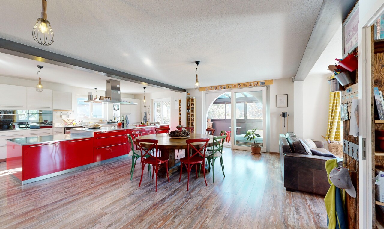 salle à manger avec inside property, sol en finition bois, wood finish floor, light floor, et lumière naturelle