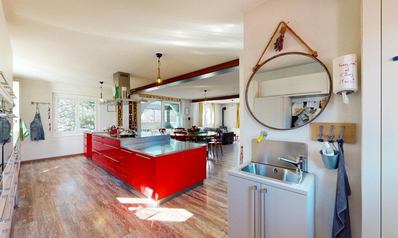 cuisine avec drywall, cloison sèche, inside property, wood finish floor, et sol en finition bois
