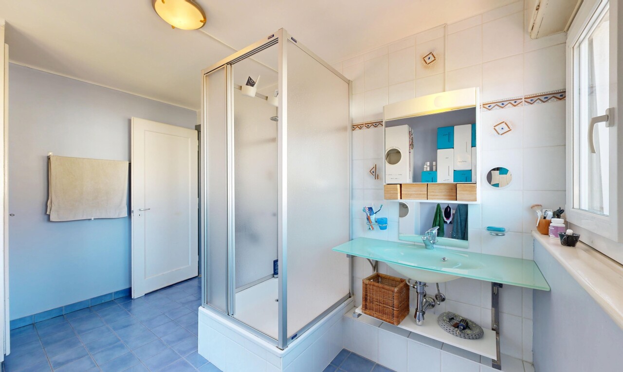 salle de bains avec miroir, douche, salle de bain complète, inside property, et drywall