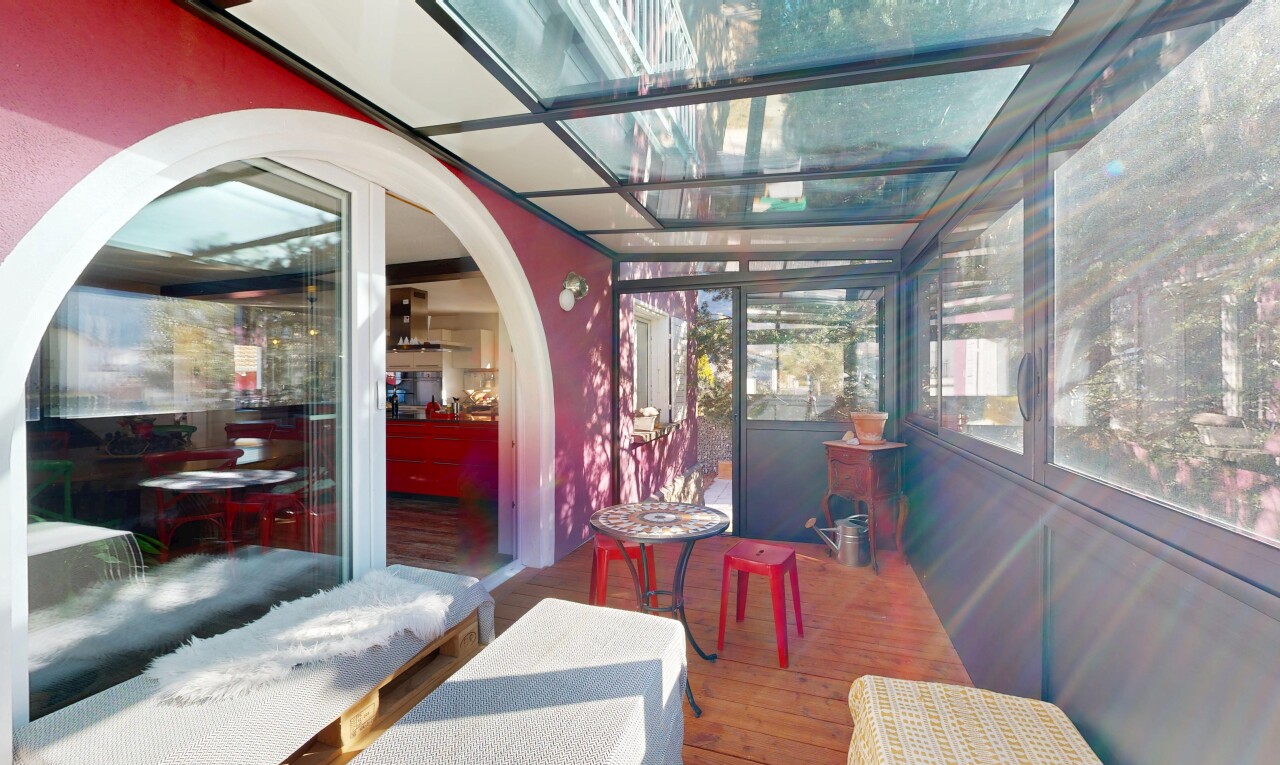 salon avec natural light, lumière naturelle, passages en arc, drywall, et cloison sèche