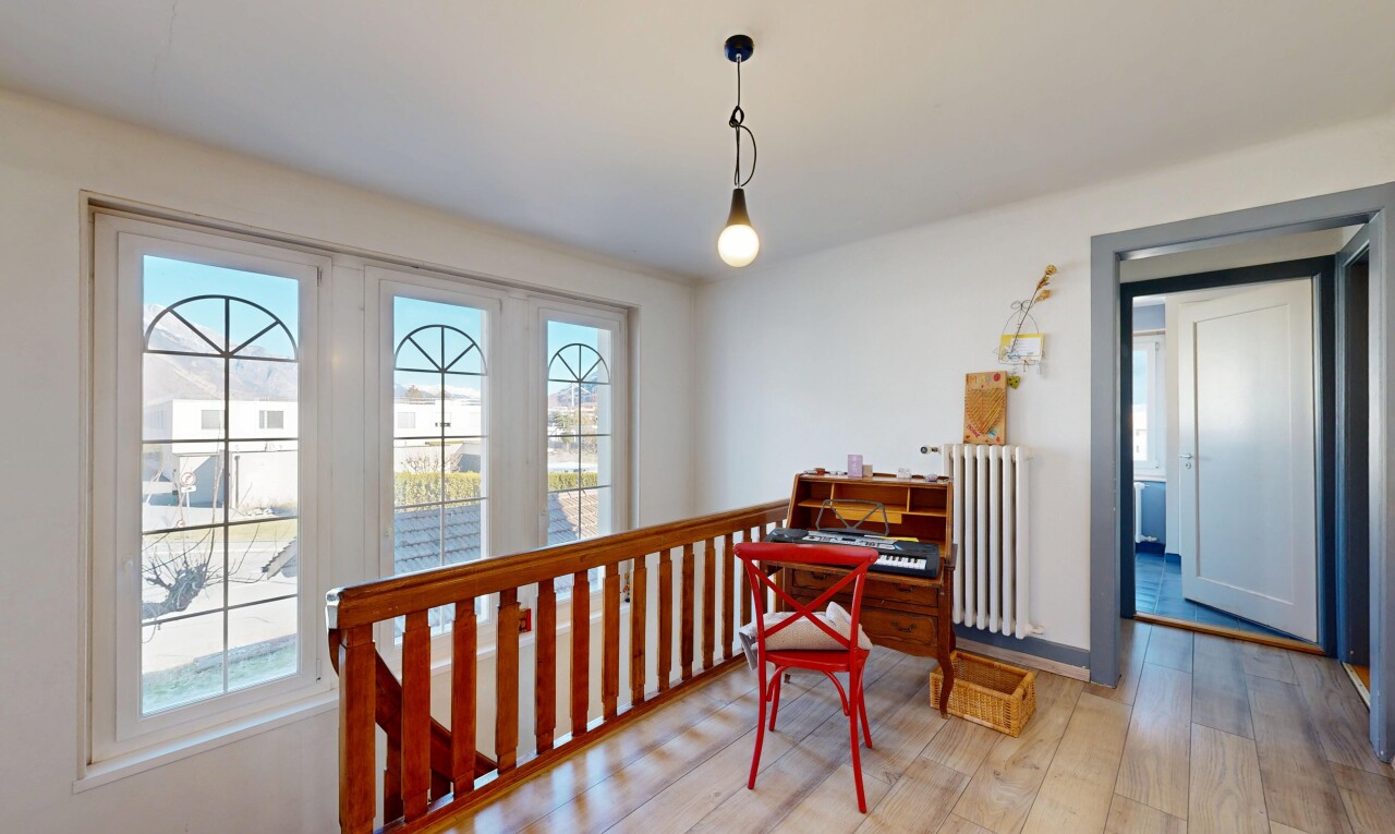 espace intérieur avec radiateur, cloison sèche, drywall, day time, et sol en finition bois