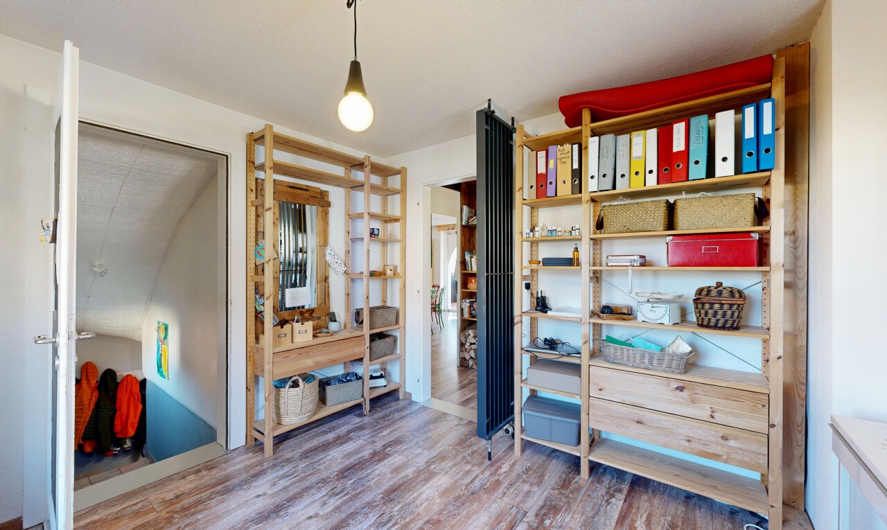 chambre avec sol en finition bois, wood finish floor, inside property, cloison sèche, et drywall