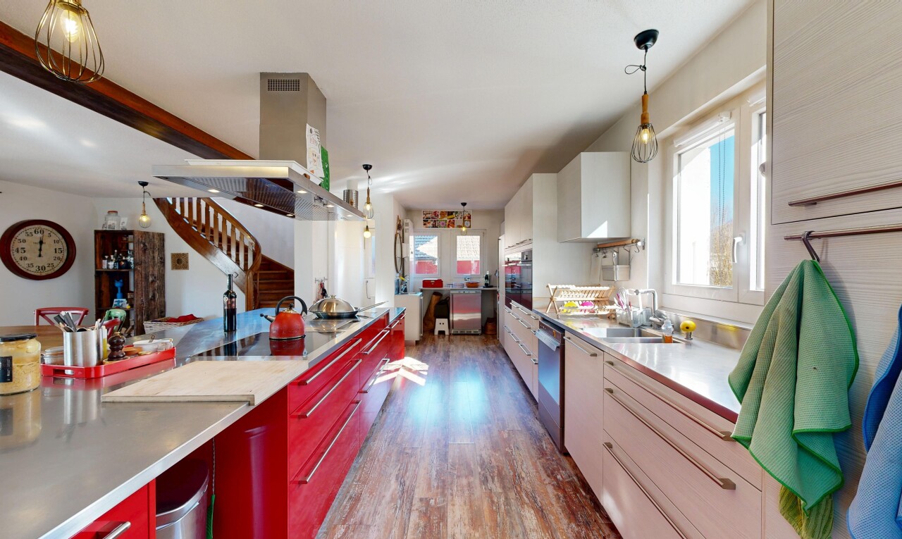 cuisine avec pendant lighting, éclairage suspendu, light countertops, flat panel cabinets, et armoires à panneau plat