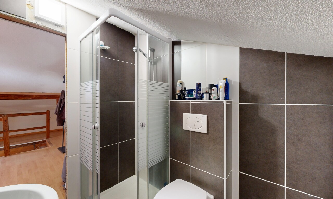 salle de bains avec salle de bain complète, douche, inside property, plafond texturé, et textured ceiling