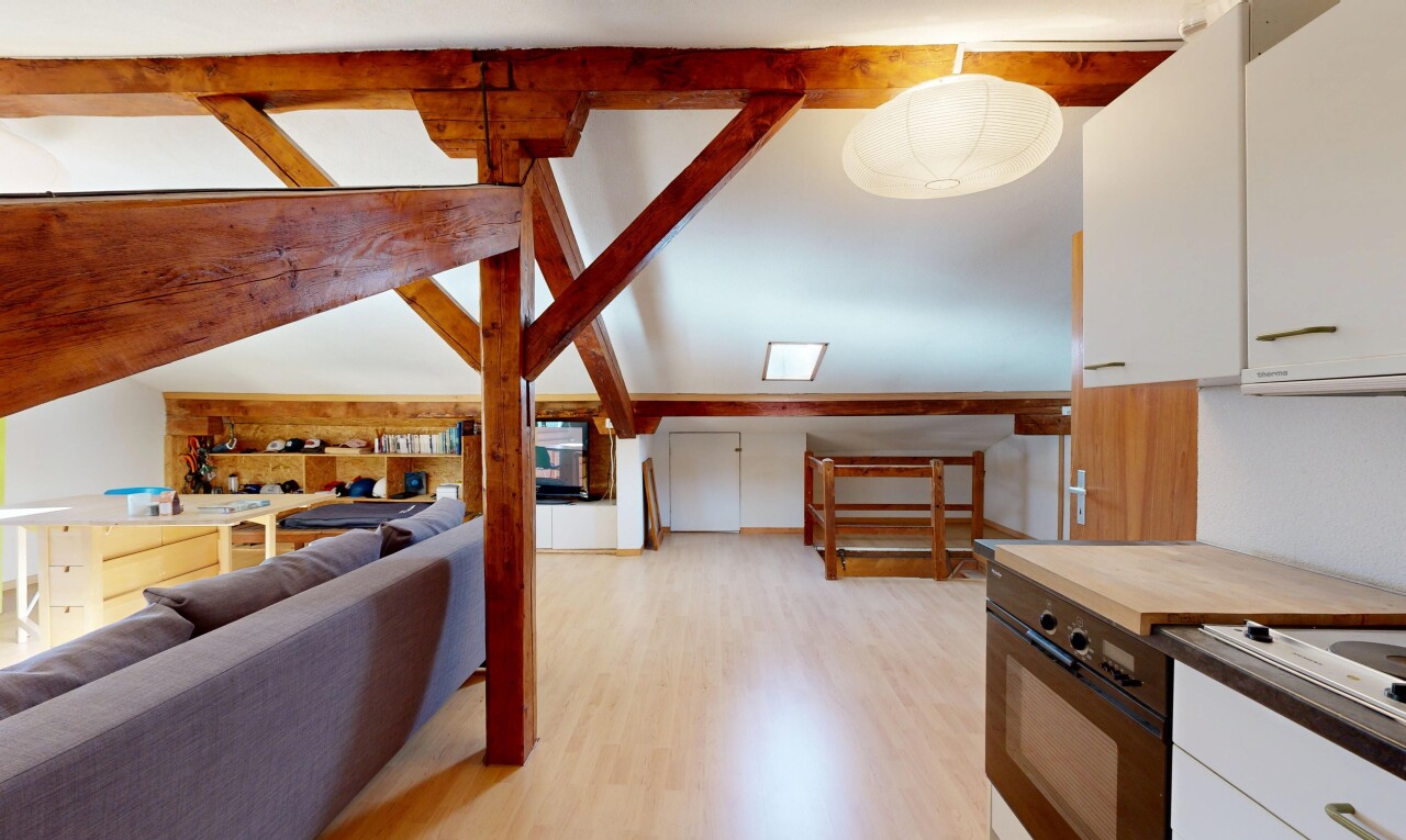 cuisine avec armoires blanches, white cabinets, four, sol en finition bois, et wood finish floor