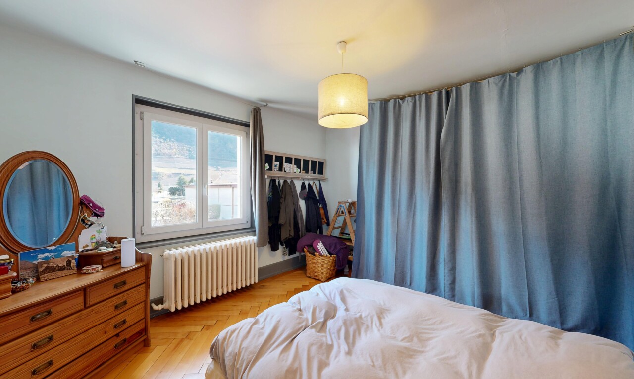 chambre avec radiateur, wood finish floor, sol en finition bois, parquet floor, et drywall