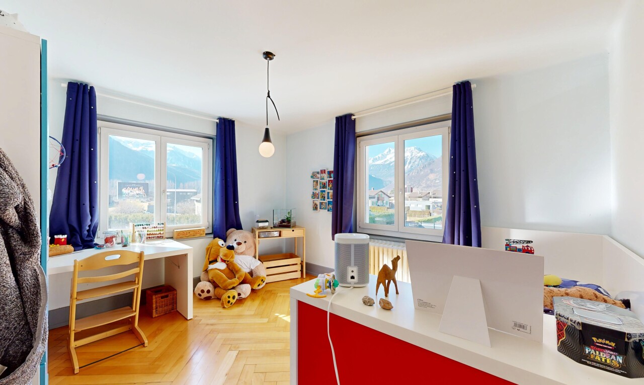 cuisine avec parquet floor, wood finish floor, sol en finition bois, pendant lighting, et éclairage suspendu