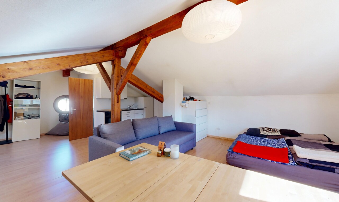 salon / salle à manger avec plafond voûté, vaulted ceiling, plafond à poutres, beamed ceiling, et inside property