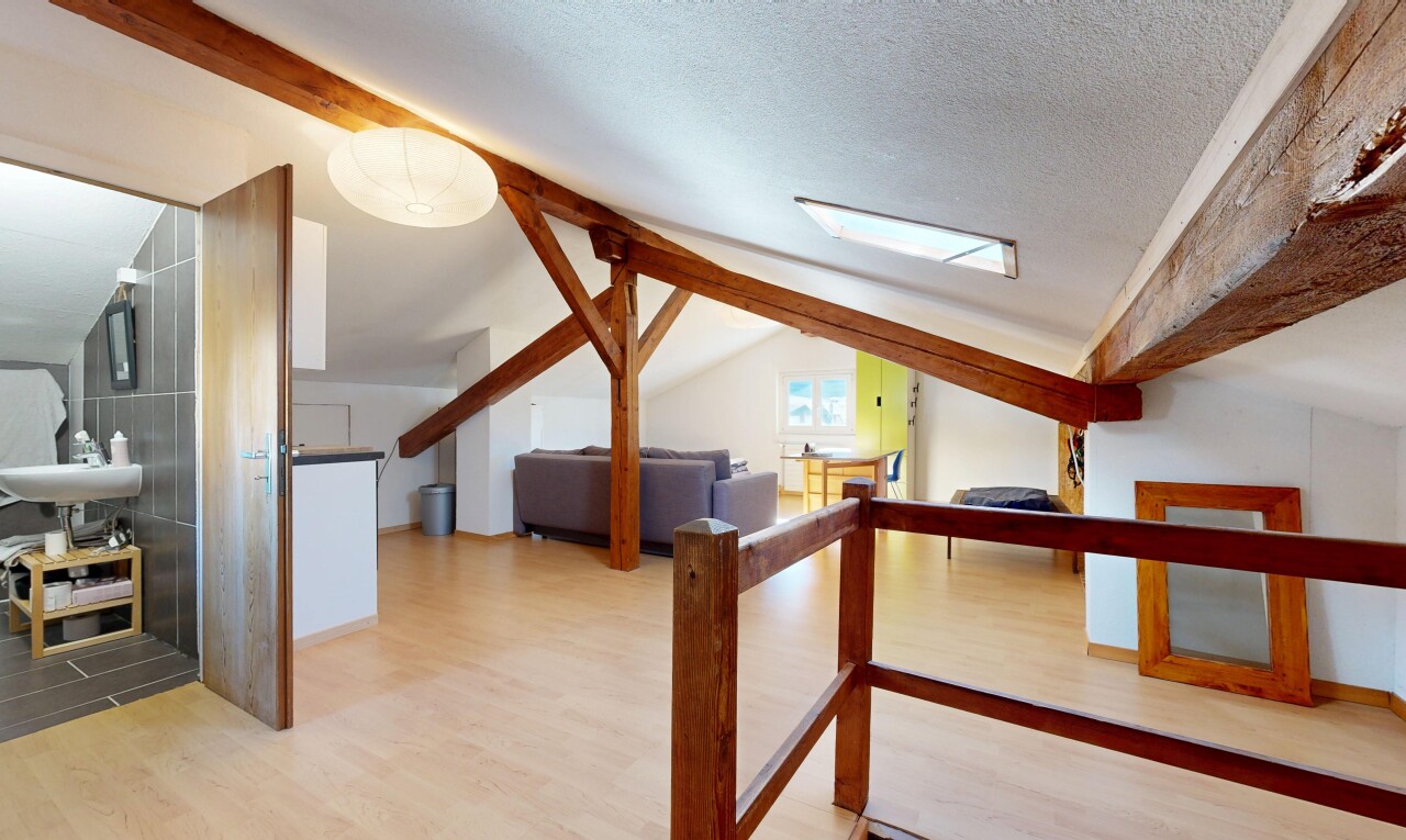 couloir avec sol en finition bois, wood finish floor, plafond à poutres, beamed ceiling, et plafond voûté