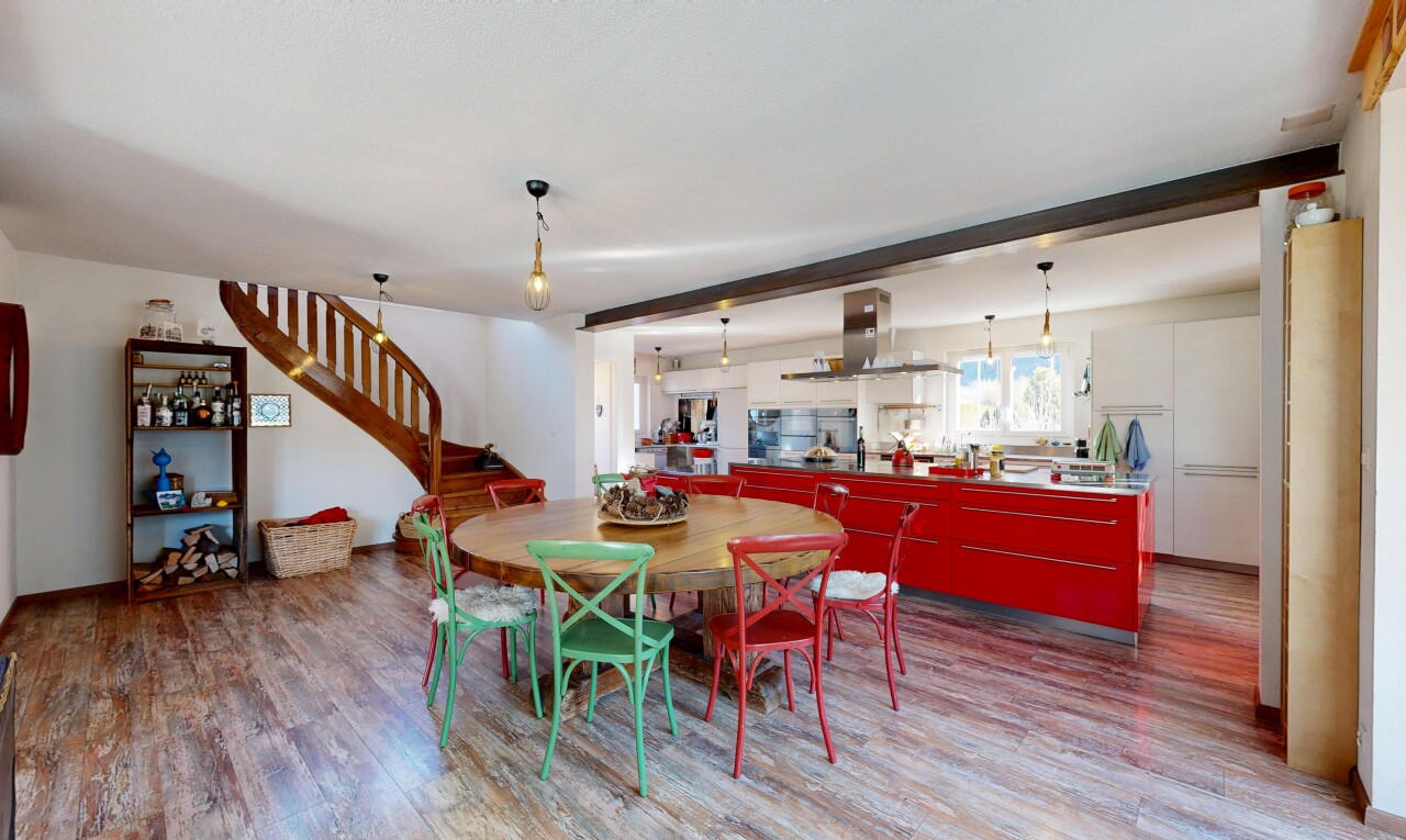 salle à manger avec escaliers, inside property, sol en finition bois, wood finish floor, et cloison sèche