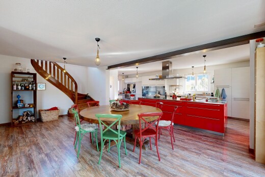 salle à manger avec escaliers, inside property, sol en finition bois, wood finish floor, et cloison sèche