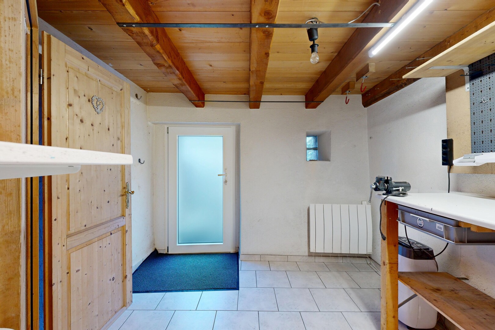 cuisine avec radiateur, plafond en bois, wood ceiling, inside property, et plafond à poutres