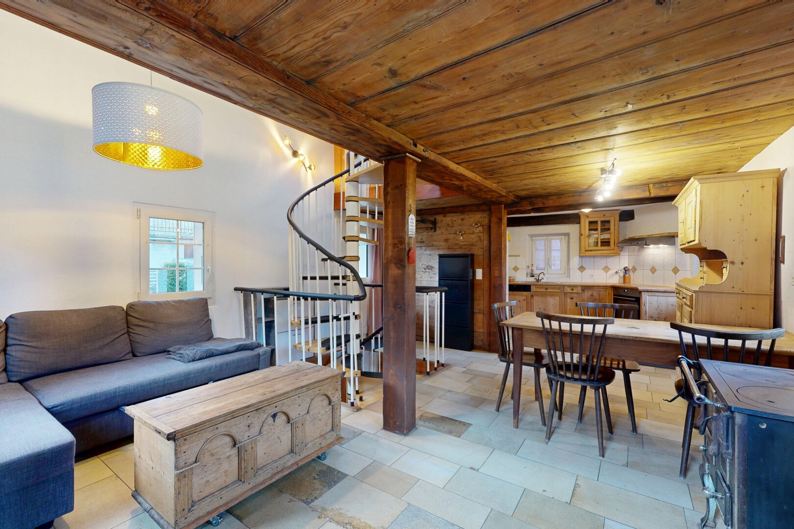salon / salle à manger avec escaliers, lumière naturelle, natural light, plafond en bois, et wood ceiling