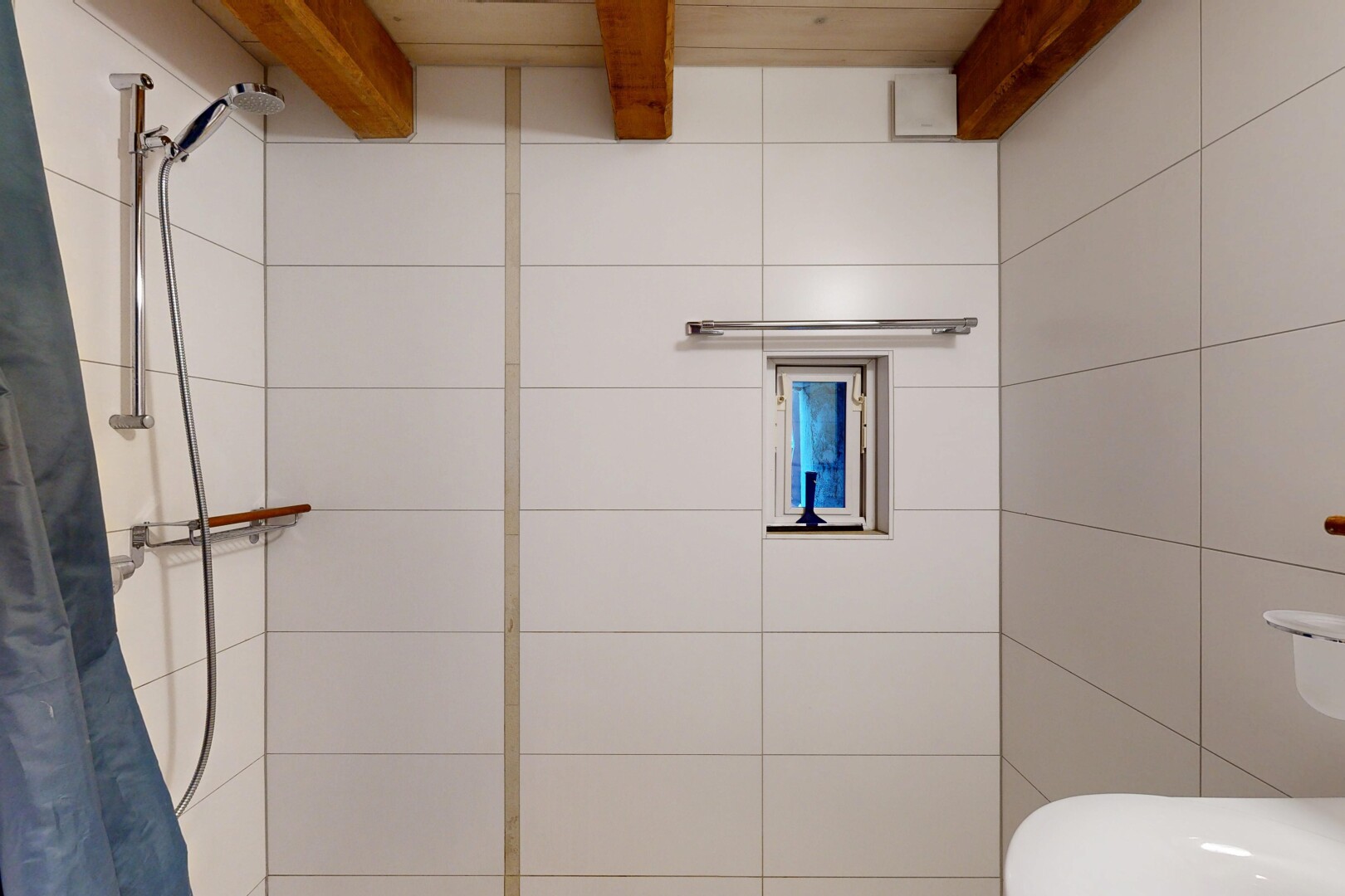 salle de bains avec salle de bain complète, douche, inside property, plafond à poutres, et beamed ceiling