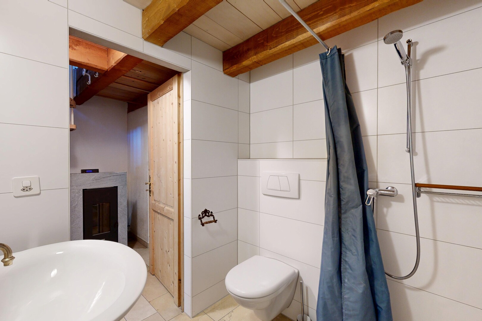 salle de bains avec salle de bain complète, inside property, douche, plafond à poutres, et beamed ceiling