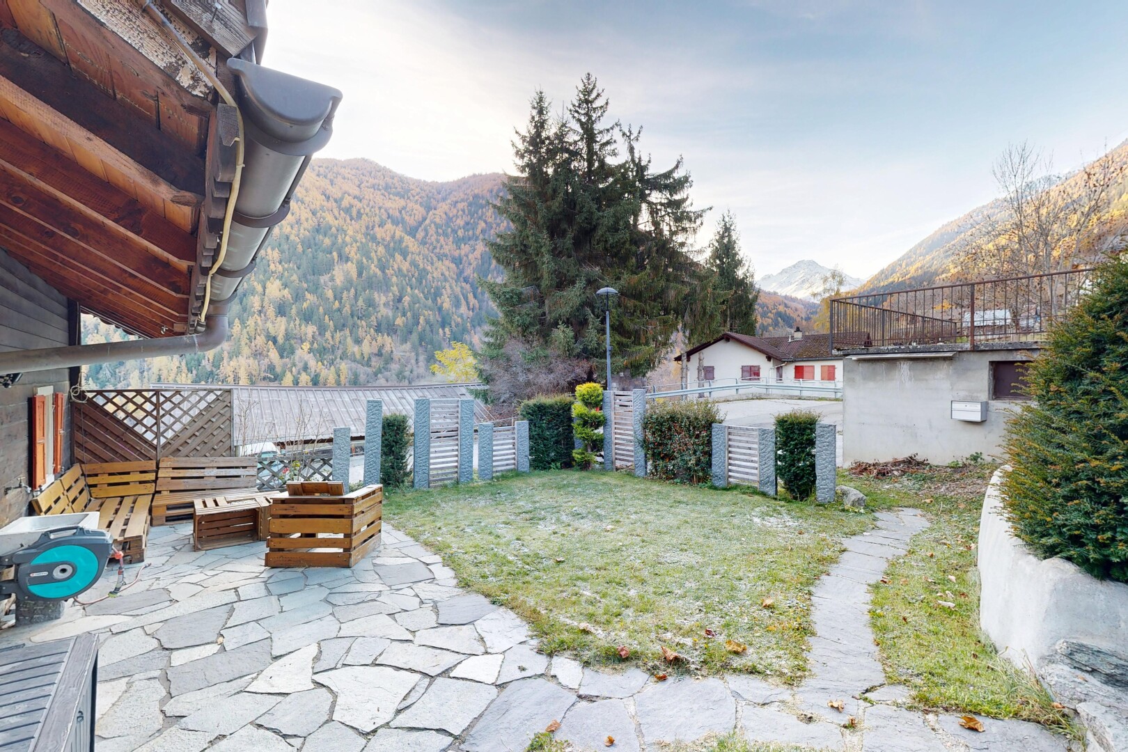 jardin avec clôture, terrasse, vue sur la montagne, mountain view, et from property