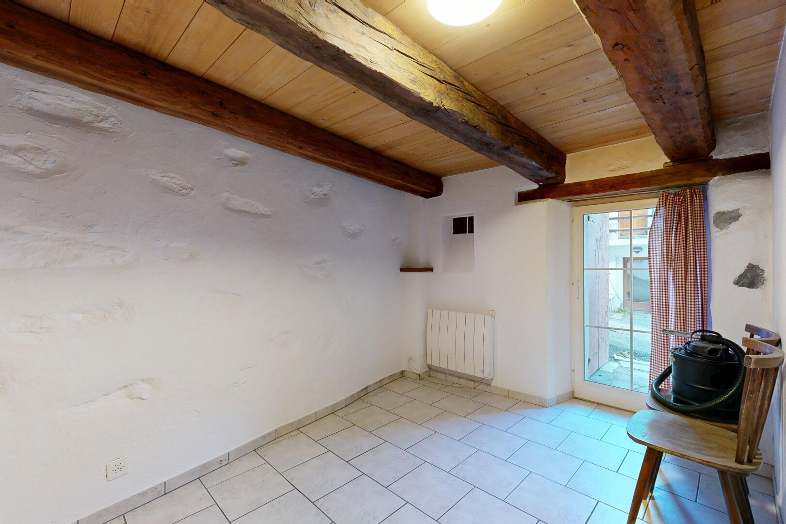 pièce vide avec lumière naturelle, natural light, plafond en bois, wood ceiling, et radiateur