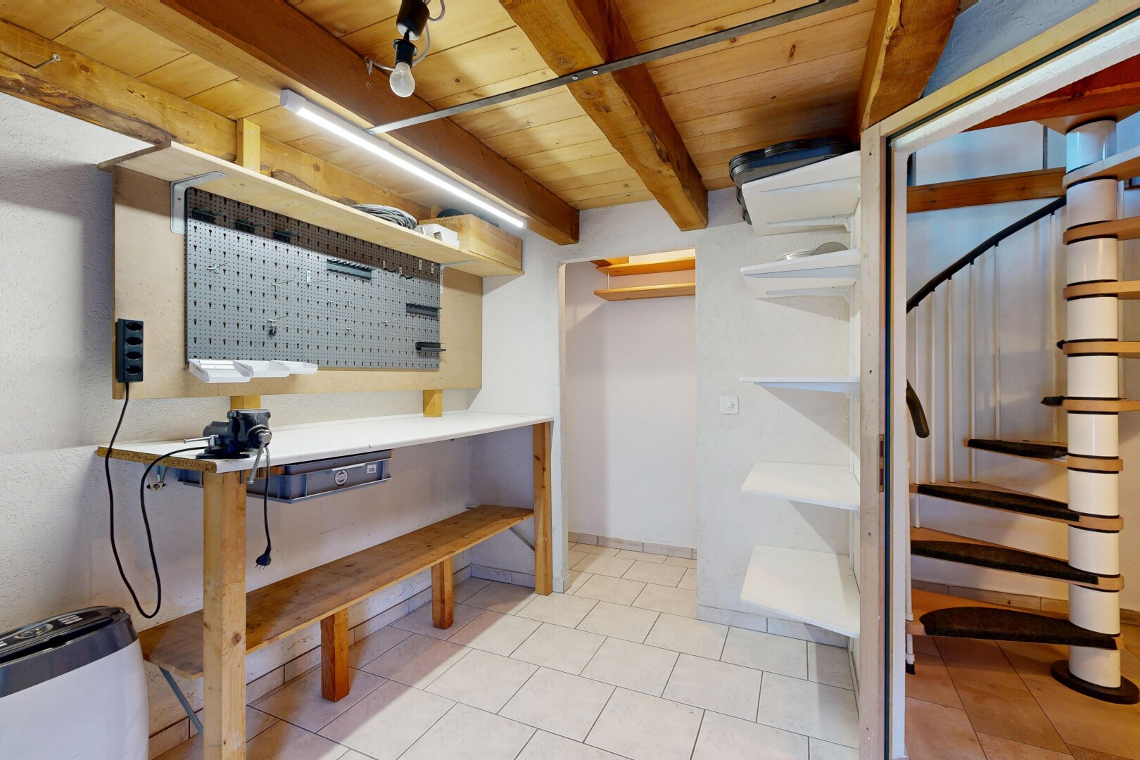 escaliers avec déshumidificateur, inside property, plafond en bois, wood ceiling, et plafond à poutres