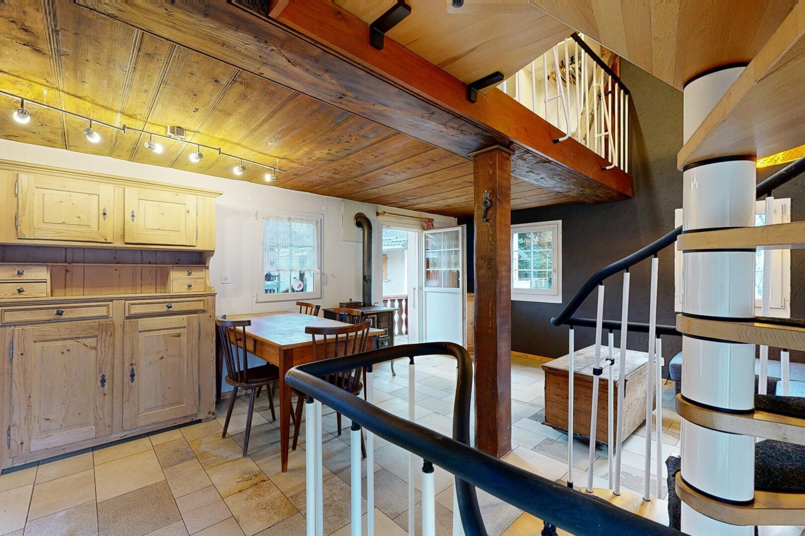 salle à manger avec plafond en bois, wood ceiling, escaliers, lumière naturelle, et natural light