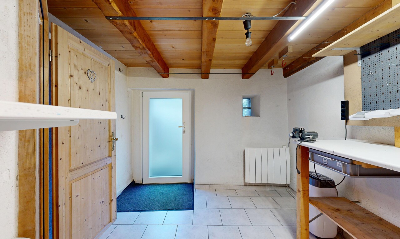 cuisine avec radiateur, plafond en bois, wood ceiling, inside property, et plafond à poutres