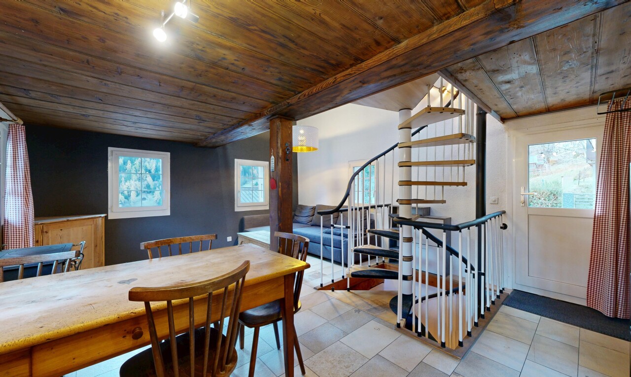 salle à manger avec plafond en bois, wood ceiling, inside property, cloison sèche, et drywall