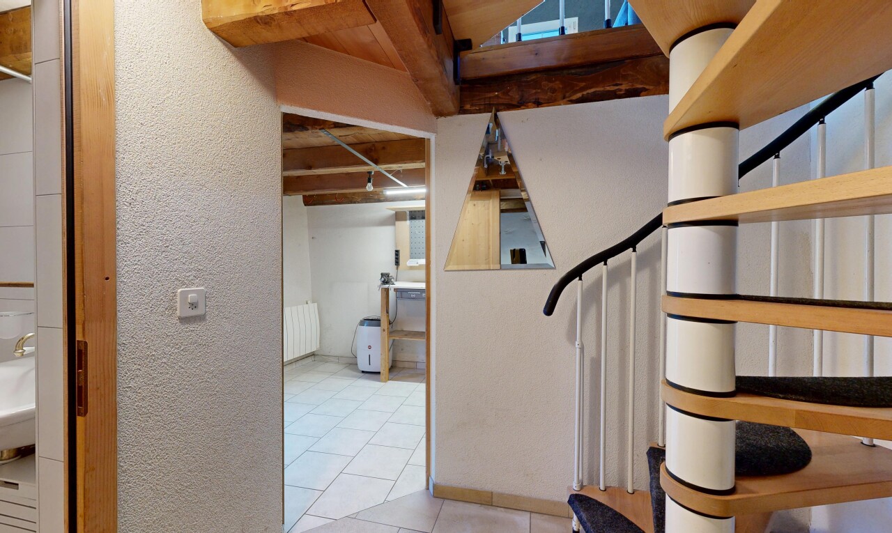 escaliers avec inside property, sol en carrelage, tile floor, et radiateur