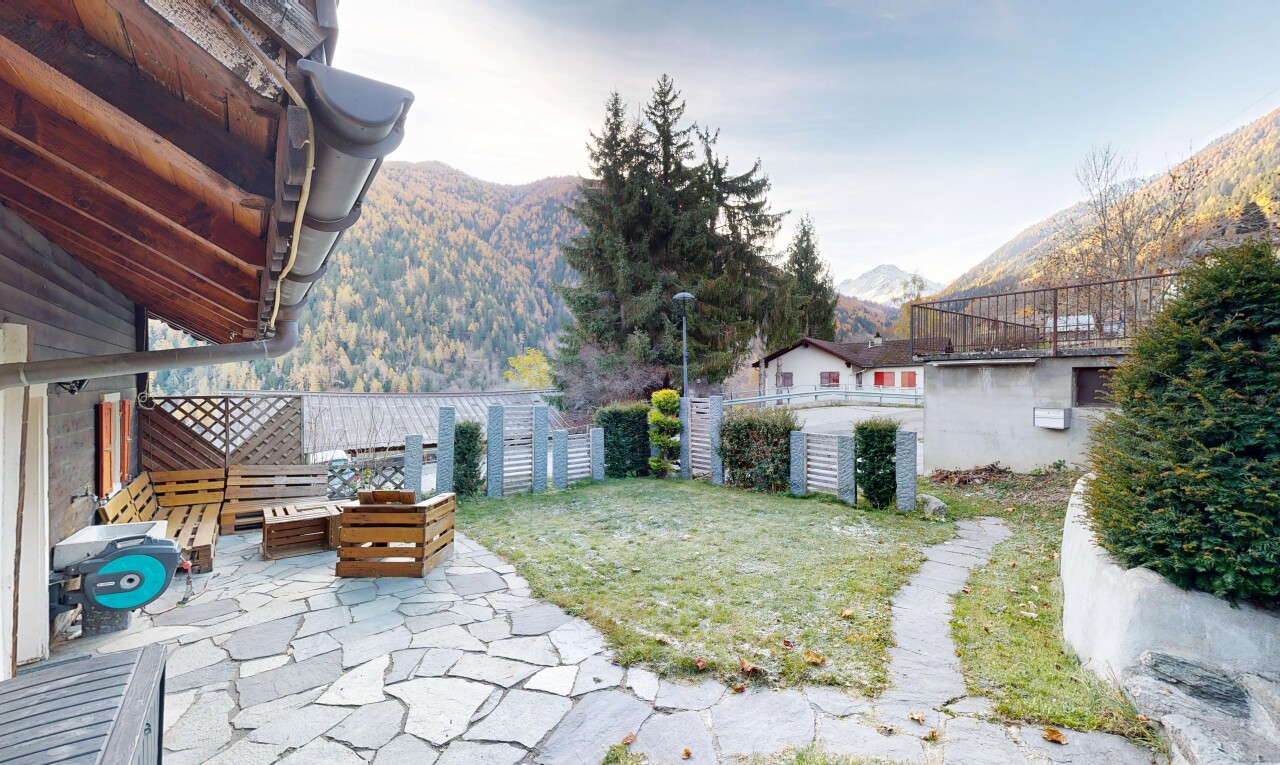 jardin avec clôture, terrasse, vue sur la montagne, mountain view, et from property
