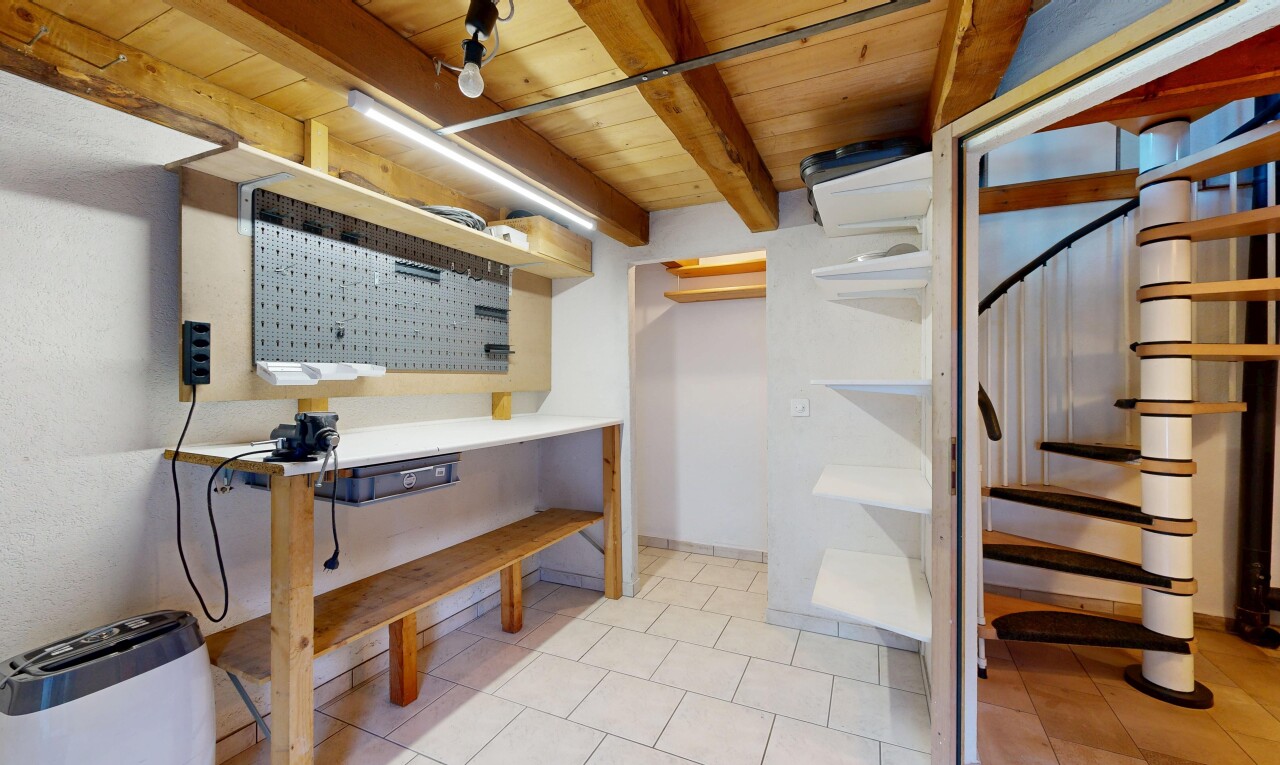 escaliers avec déshumidificateur, inside property, plafond en bois, wood ceiling, et plafond à poutres