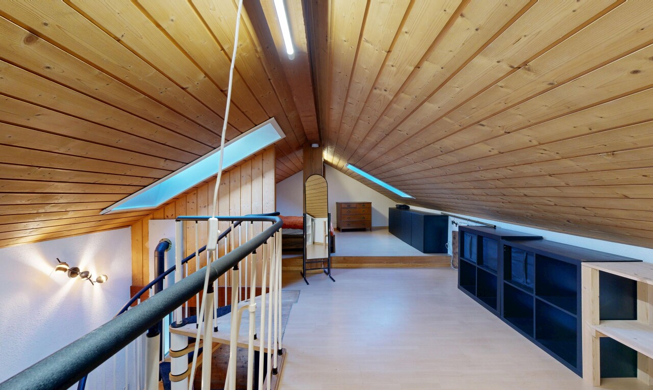 escaliers avec mezzanine, plafond en bois, wood ceiling, inside property, et plafond cathédrale