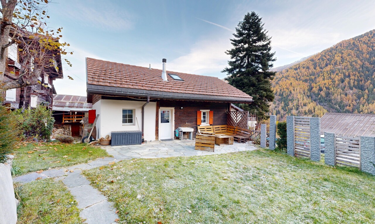 façade avec pelouse, terrasse, property visible, clôture, et bardage en stuc
