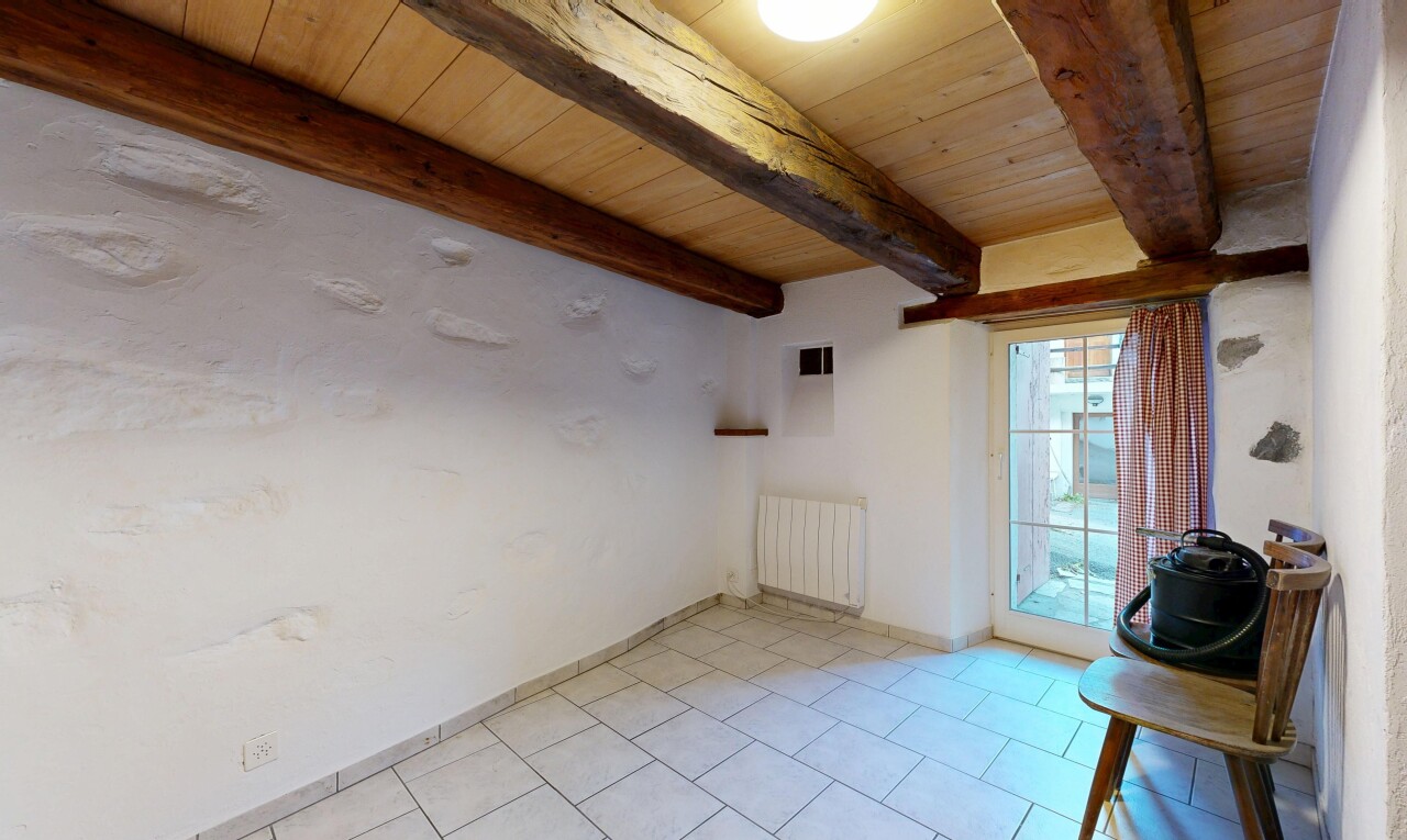 pièce vide avec lumière naturelle, natural light, plafond en bois, wood ceiling, et radiateur