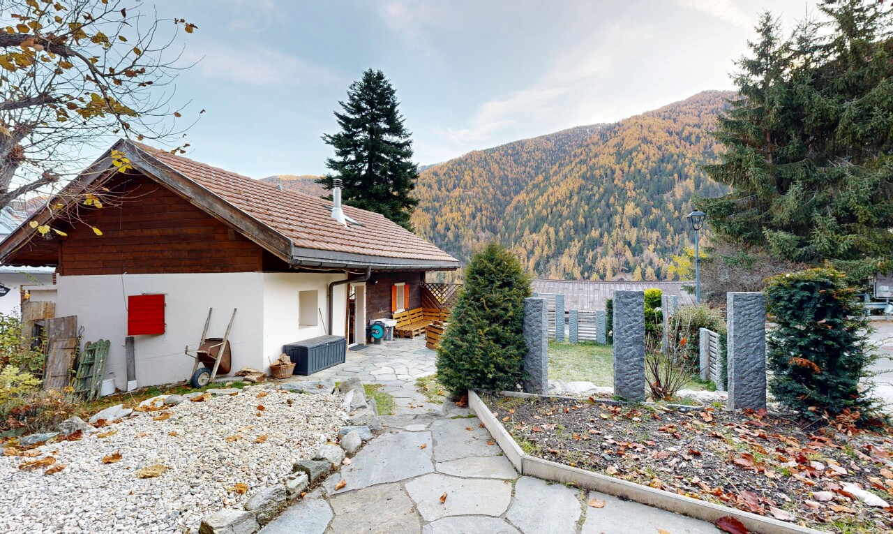 façade avec clôture, property visible, vue sur la montagne, mountain view, et terrasse