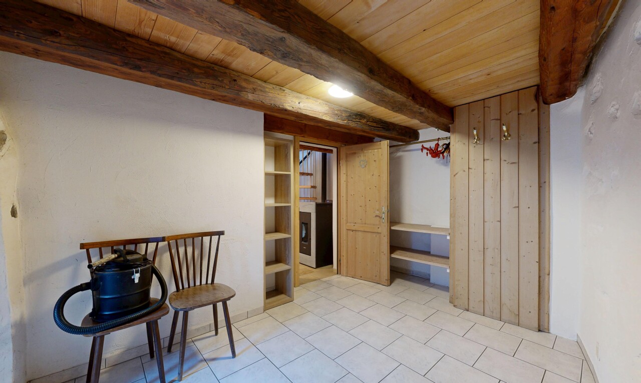 salle à manger avec plafond à poutres, beamed ceiling, inside property, sol en carrelage, et tile floor