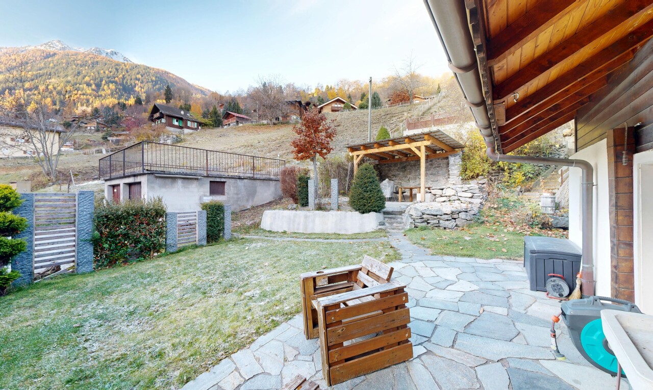 jardin avec terrasse, from property, day time, pelouse, et vue sur la montagne