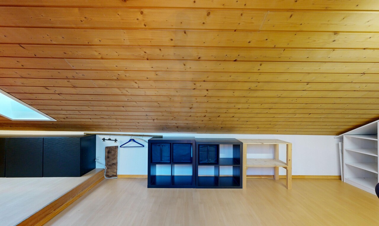 cuisine avec inside property, sol en finition bois, wood finish floor, plafond voûté, et vaulted ceiling