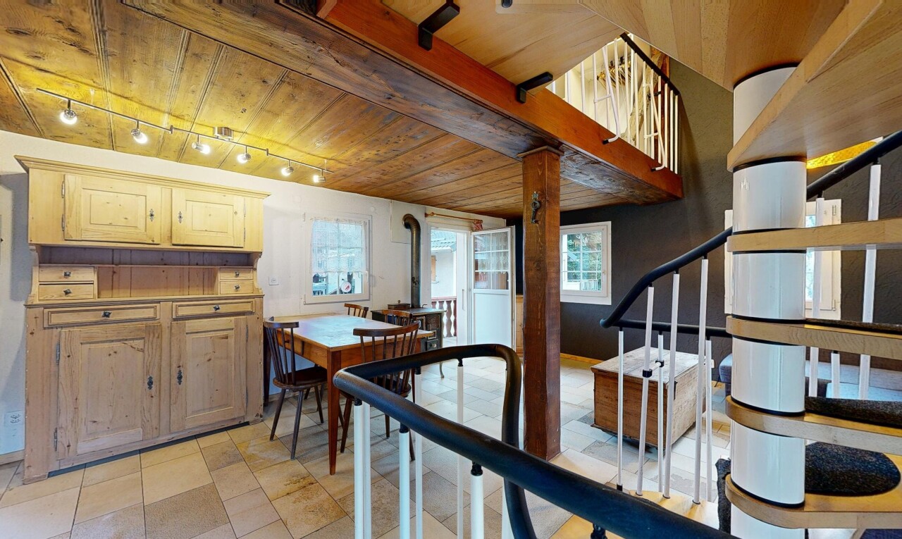 salle à manger avec plafond en bois, wood ceiling, escaliers, lumière naturelle, et natural light