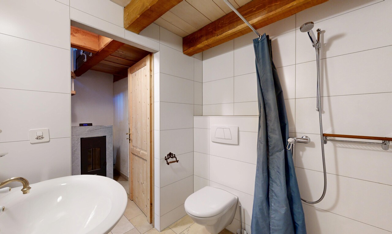 salle de bains avec salle de bain complète, inside property, douche, plafond à poutres, et beamed ceiling